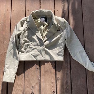 It does not fit me anymore but it’s a really really nice blazer for kids!!!!!!!